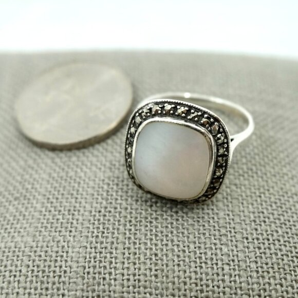 VINTAGE Sterling Silver Mother Of Pearl & Marcasite LADIES’ Cocktail Ring~6.5 - Picture 8 of 9